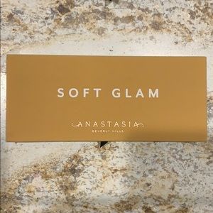 Soft Glam ABH pallet brand new